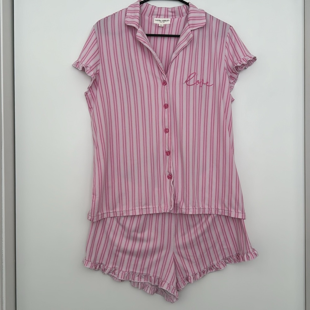 Laura Ashely since 1953 Women’s Pink Stripped Love Short Pajama Set Size M